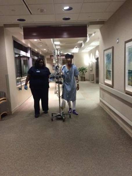 Ecco l&#39;ostacolista statunitense Aries Merritt, mentre muove i primi passi nell&#39;ospedale di Phoenix, Arizona, dove  stata effettua l&#39;operazione